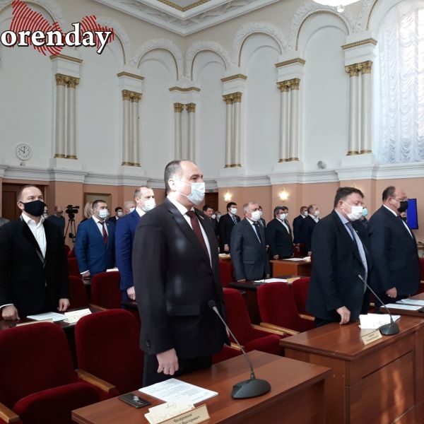 Почти все депутаты горсовета Оренбурга пришли на заседание в масках