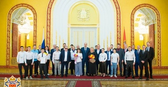Сегодня, 26 апреля, губернатор Оренбургской области Денис Паслер вручил сертификаты премий и стипендий спортсменам и тренерам по итогам 2023 года.