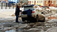 В Оренбурге авто ежедневно попадают в ловушку в виде ямы с лужей