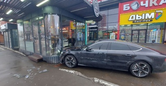 В Оренбурге водитель Audi A7 протаранил киоск общепита