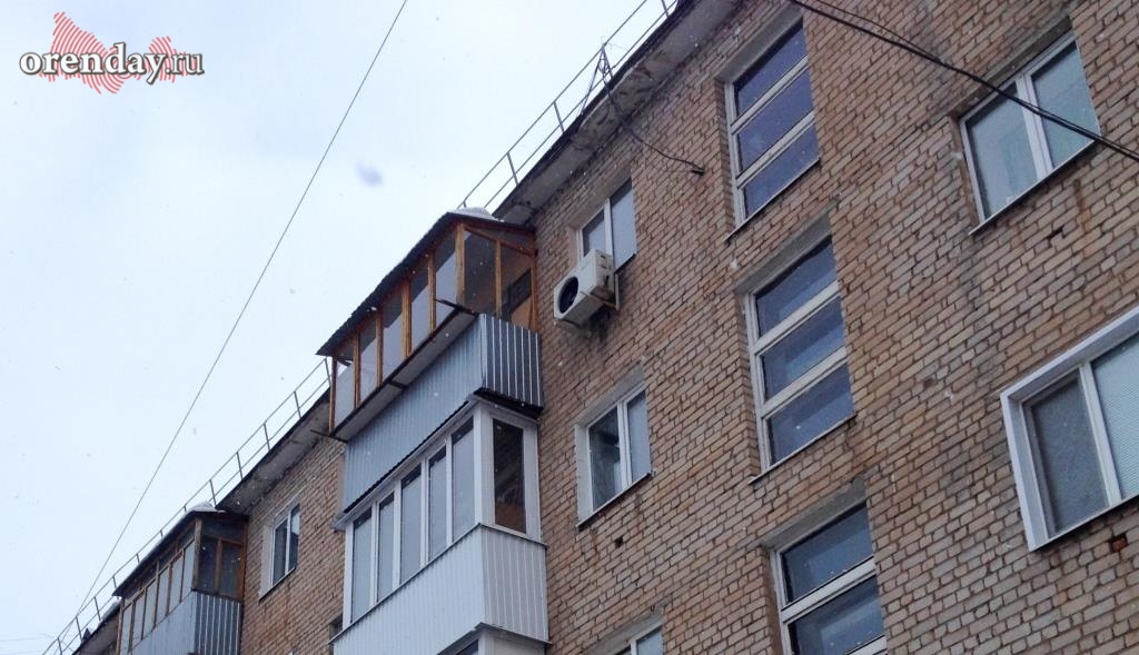 В Оренбурге подрядчик ремонтировал крышу по своему усмотрению