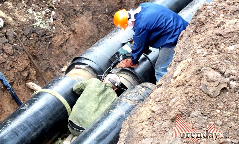 Коммунальщики устраняют последствия прорыва трубопровода в Оренбурге