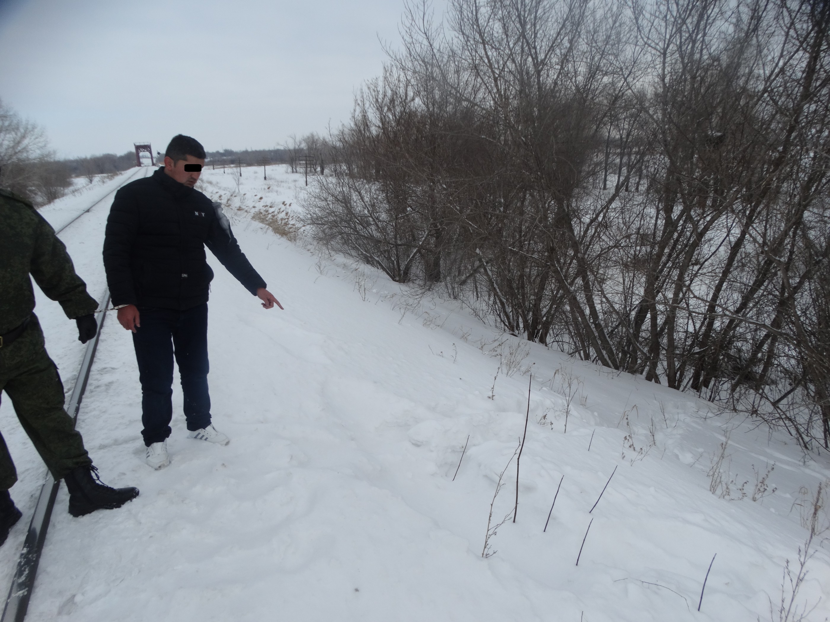 В Соль-Илецком округе двое нелегальных мигрантов прыгнули с движущегося поезда
