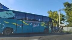 В Оренбурге дорогу не поделили туристический автобус и легковушка